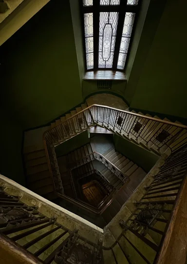 Зачем мы ходим по парадным Петербурга и не только