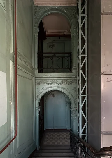 Зачем мы ходим по парадным Петербурга и не только