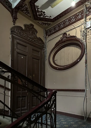 Зачем мы ходим по парадным Петербурга и не только