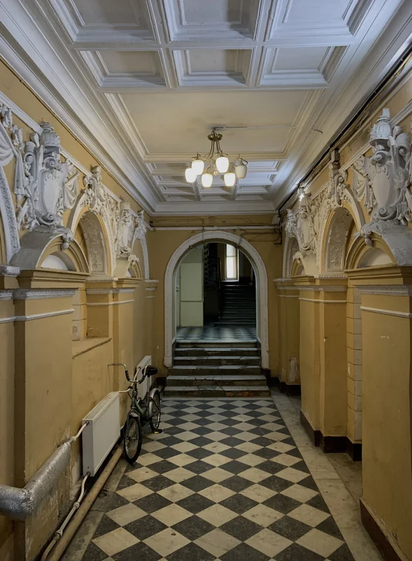 Зачем мы ходим по парадным Петербурга и не только