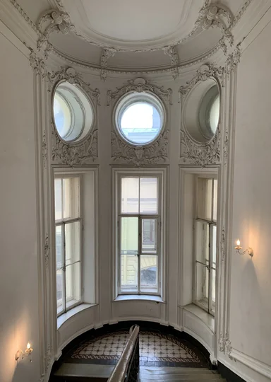 Зачем мы ходим по парадным Петербурга и не только