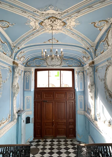 Зачем мы ходим по парадным Петербурга и не только