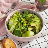 Зелёный салат с авокадо и эдамаме