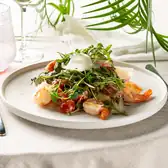 Пикантный салат с&nbsp;креветками