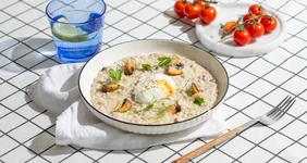 Зелёная гречка с грибами и яйцом пашот