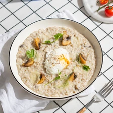 Зелёная гречка с грибами и яйцом пашот