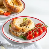 Белковый бейгл с&nbsp;тунцом