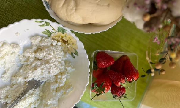 Ватрушки с творогом и клубникой , шаг 1/4