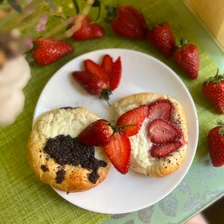 Ватрушки с творогом и клубникой