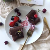 Шоколадные блины с&nbsp;вишней и&nbsp;кремом «Письмо счастья» 