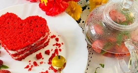 Торт «Красный бархат» с кремом и клубничным конфитюром