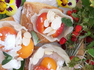 Слойки с абрикосами в сырной корзинке