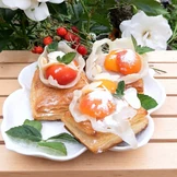 Слойки с абрикосами в сырной корзинке