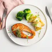 Стейк из&nbsp;форели с&nbsp;молодым картофелем