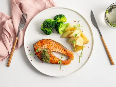 Стейк из форели с молодым картофелем