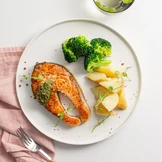 Стейк из форели с молодым картофелем