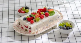 Десерт из сметаны и фруктов