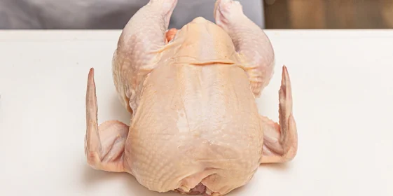 <b>Шаг 1: Подготавливаем тушку</b><br>Достаньте курицу из холодильника минут за 15–20 до готовки и промокните кожу бумажным полотенцем. Мясо станет чуть мягче, а сухая тушка не будет скользить в руках, что сделает процесс безопасным и простым.