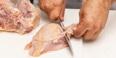 <b>Шаг 3: Отделяем крылья</b><br>Возьмите отделенную грудку. Найдите соединительный сустав между&nbsp;грудкой и&nbsp;крылом. Отведите крыло в&nbsp;сторону, натянув кожу, и&nbsp;аккуратно срежьте его по&nbsp;суставу.