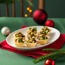 Тарталетки с баклажанами и соусом песто
