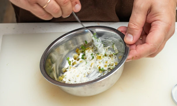 Тарталетки со шпротами и соусом тартар, шаг 1/3