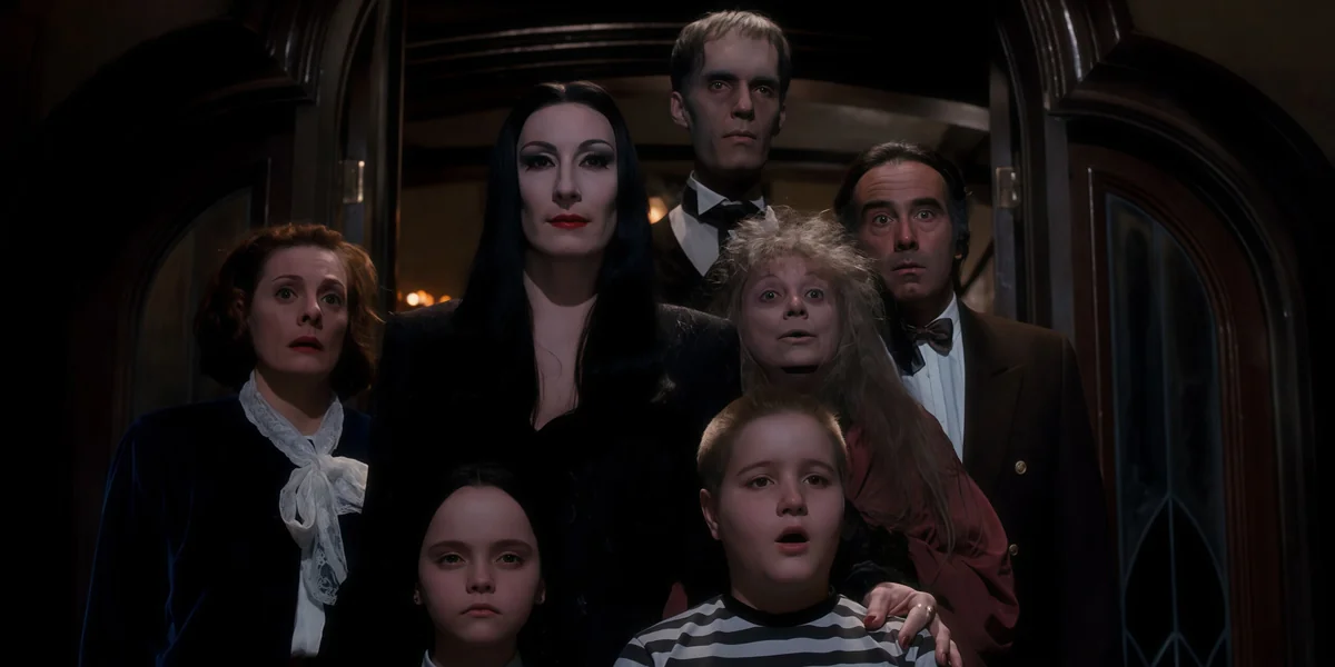 Разбор «Уэнздей»: почему быть «не такой, как все» — хорошо