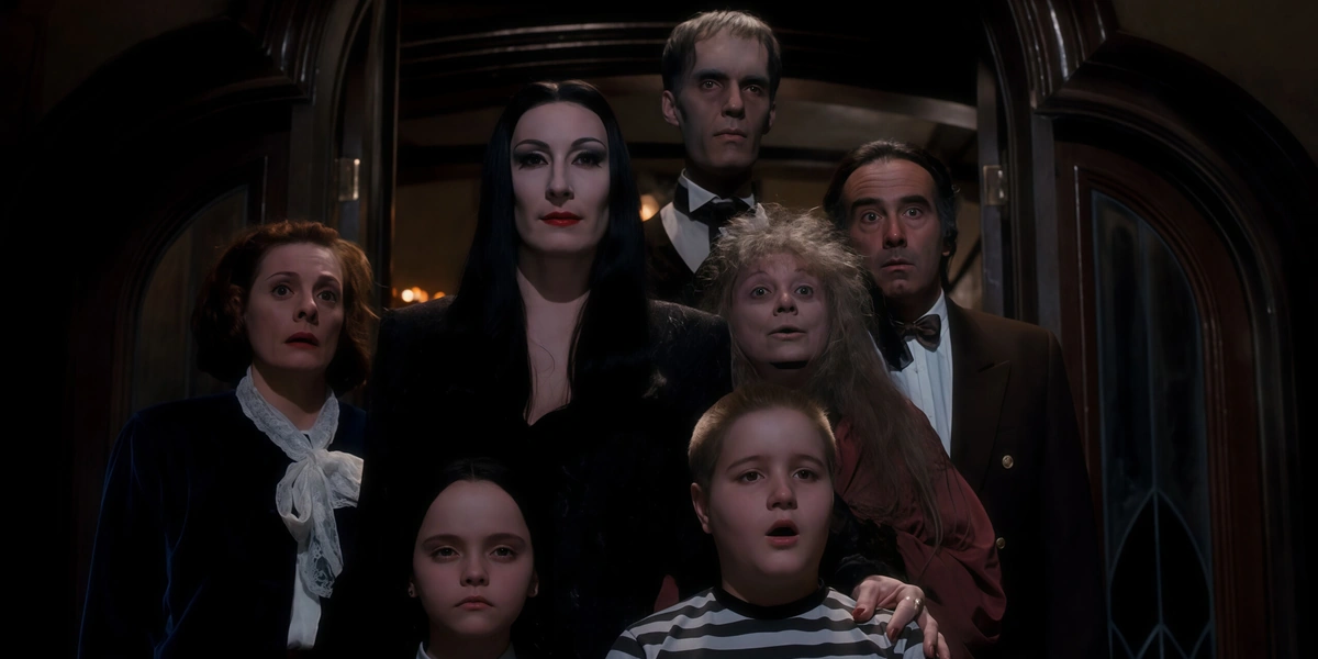 Разбор «Уэнздей»: почему быть «не такой, как все» — хорошо