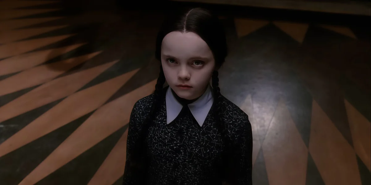 Разбор «Уэнздей»: почему быть «не такой, как все» — хорошо