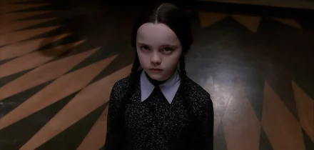 Разбор «Уэнздей»: почему быть «не такой, как все» — хорошо