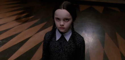 Разбор «Уэнздей»: почему быть «не такой, как все» — хорошо