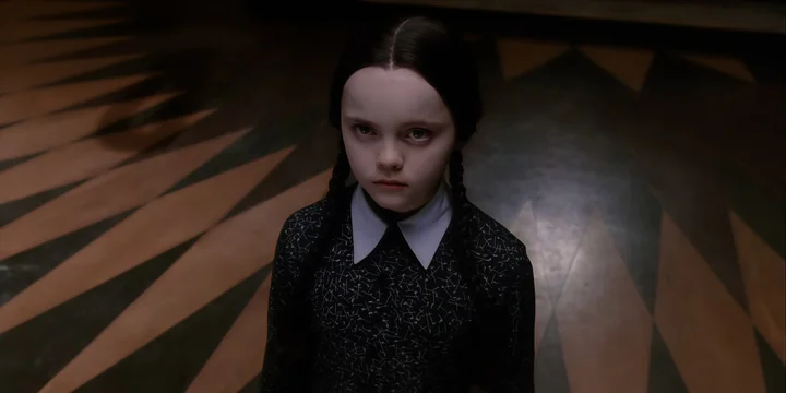 Разбор «Уэнздей»: почему быть «не такой, как все» — хорошо