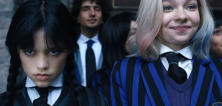 Разбор «Уэнздей»: почему быть «не такой, как все» — хорошо