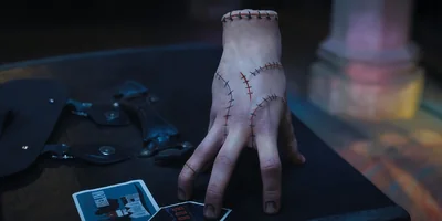 Разбор «Уэнздей»: почему быть «не такой, как все» — хорошо