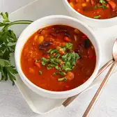 Острый суп с&nbsp;колбасками и&nbsp;фасолью