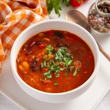 Острый суп с колбасками и фасолью