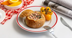 Яичница с колбасой в булке