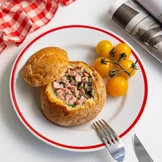 Яичница с колбасой в булке