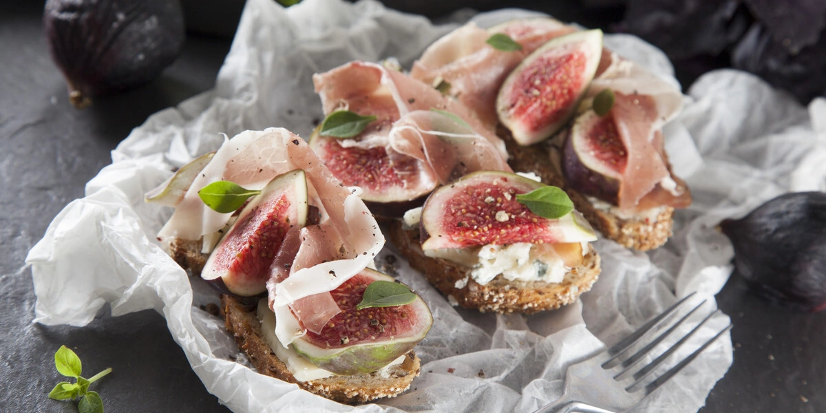 Рецепты с&nbsp;инжиром: от&nbsp;салата до&nbsp;запеканки