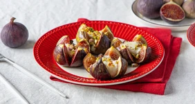 Запечённый инжир с сыром и орехами