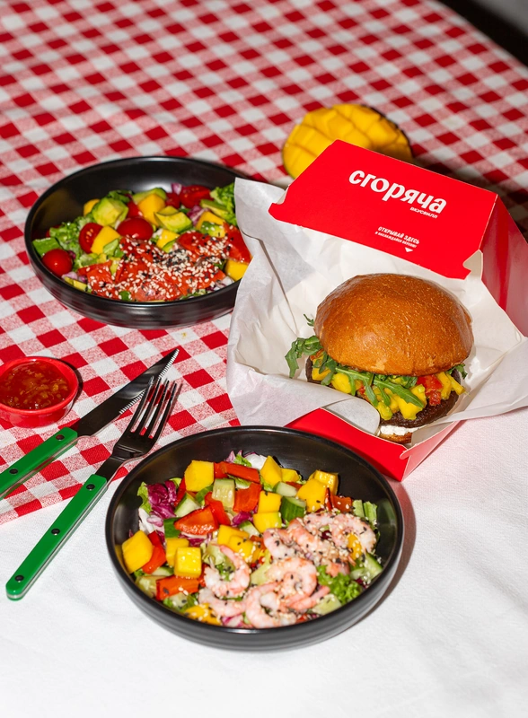 Почему едет он, а не я? Сезонный салат с&nbsp;манго направляется прямо к&nbsp;вам домой