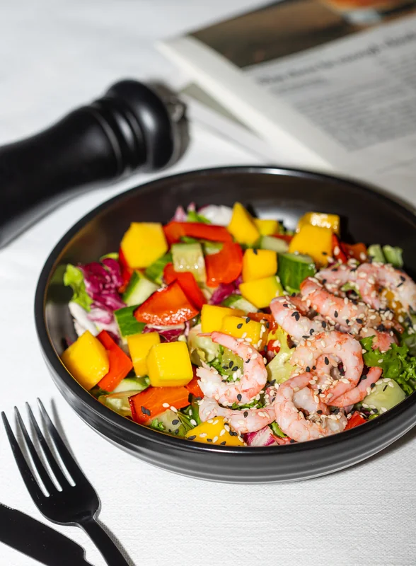 Почему едет он, а не я? Сезонный салат с манго направляется прямо к вам домой