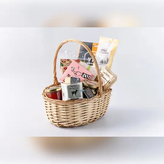 Корзина с&nbsp;деликатесами ВкусВилл