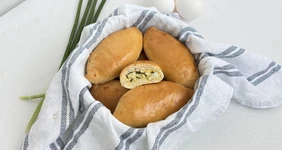 Пирожки с яйцом и луком