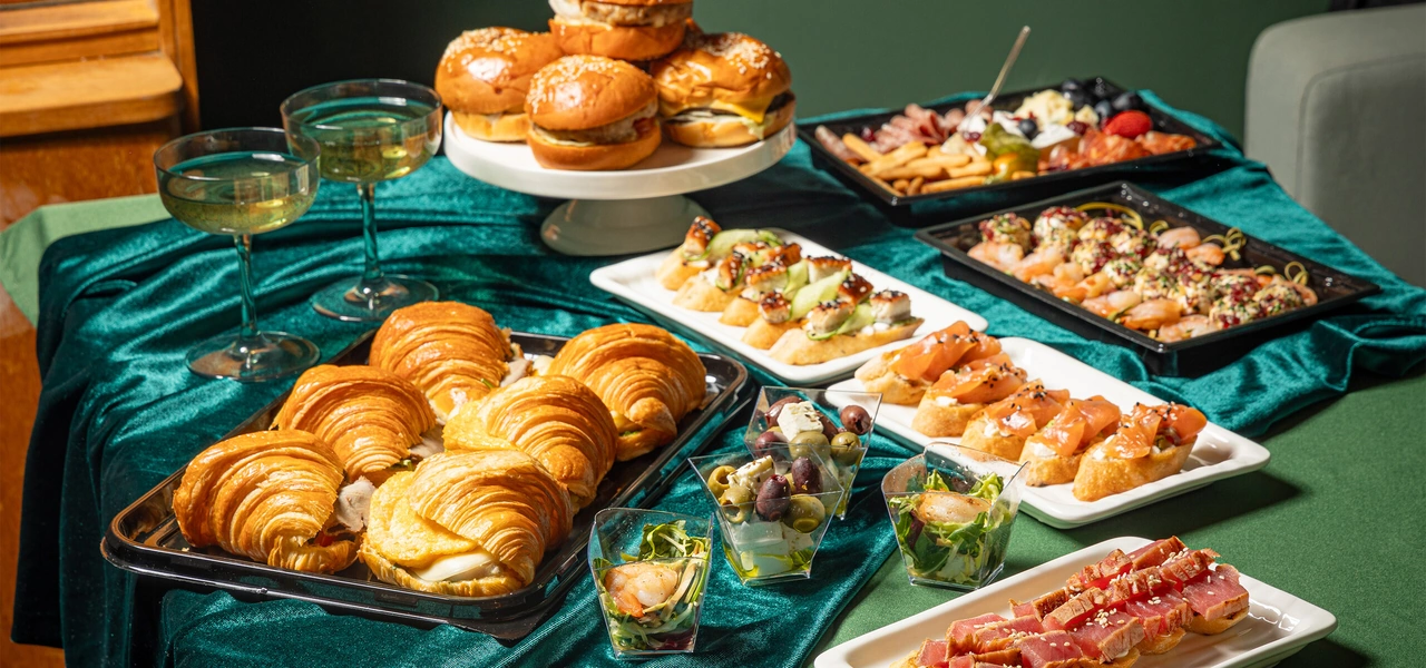 Вкус торжества: кейтеринг, торты и подарки от «ВкусВилл Праздник» теперь и в приложении