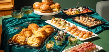 Вкус торжества: кейтеринг, торты и подарки от «ВкусВилл Праздник» теперь и в приложении