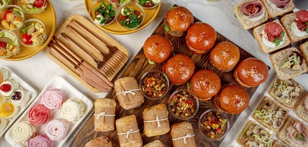 Вкус торжества: кейтеринг, торты и подарки от «ВкусВилл Праздник» теперь и в приложении