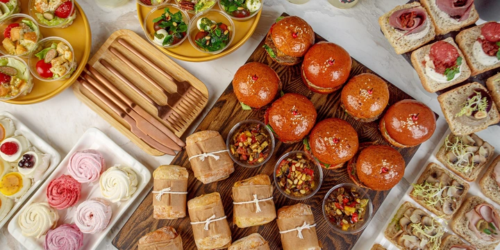 Вкус торжества: кейтеринг, торты и подарки от «ВкусВилл Праздник» теперь и в приложении