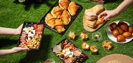 Вкус торжества: кейтеринг, торты и подарки от «ВкусВилл Праздник» теперь и в приложении