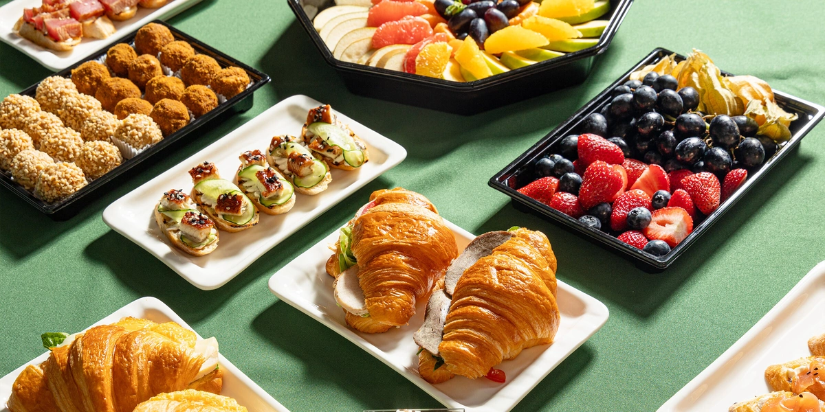 Вкус торжества: кейтеринг, торты и подарки от «ВкусВилл Праздник» теперь и в приложении