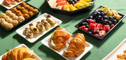 Вкус торжества: кейтеринг, торты и подарки от «ВкусВилл Праздник» теперь и в приложении